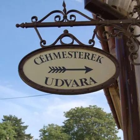 Kincsem Apartamento *